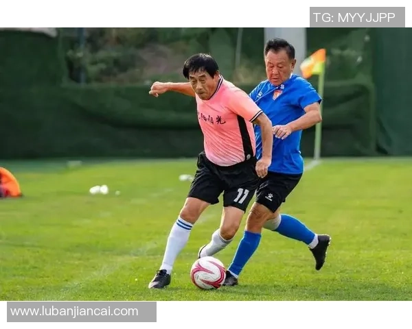 足球巨星齐聚一堂展开精彩挑战赛展现球技与团队合作精神